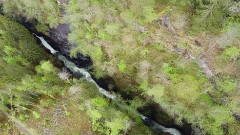 Vista-Aérea-Del-Famoso-Desfiladero-De-Bordalsgjelet-En-Voss-Noruega---Clip-De-Ojo-De-Pájaro-Siga-La-Corriente-Del-Río-Valle-Abajo