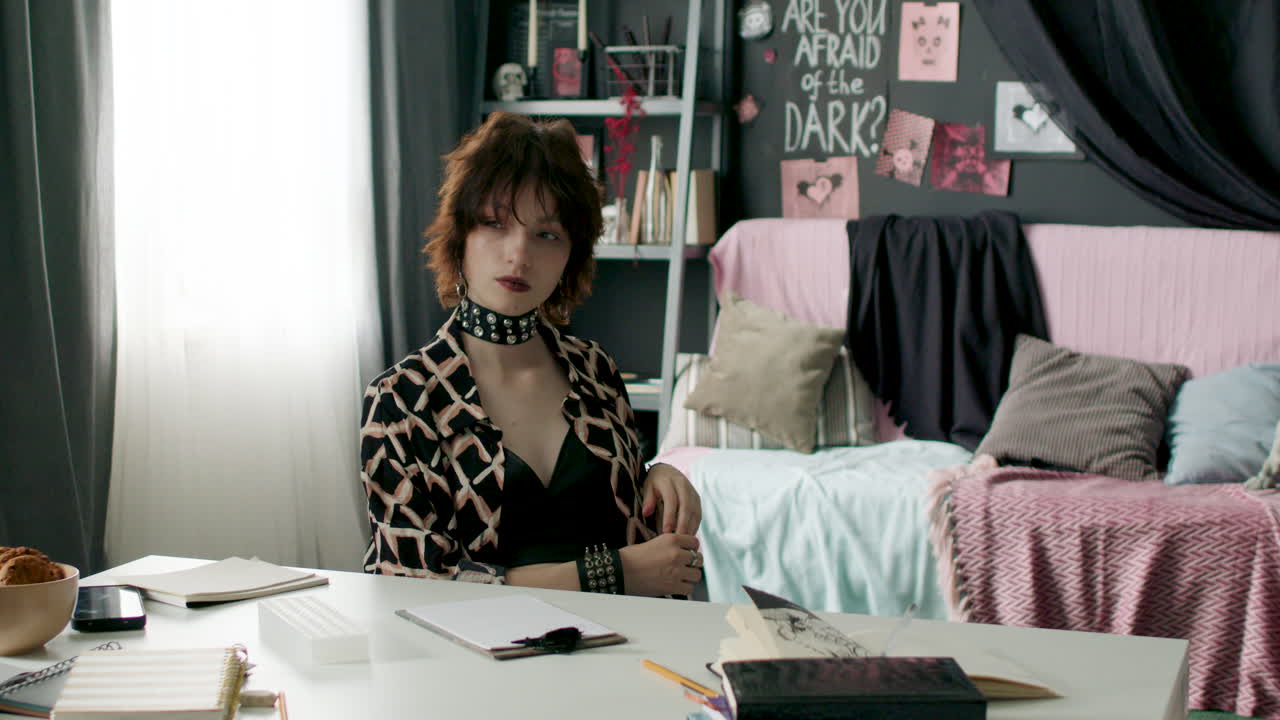 девушка в спальне.