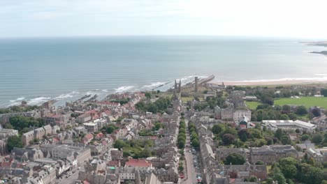 Disparo-De-Drones-Hacia-El-Mar-Sobre-La-Ciudad-Universitaria-De-St-Andrews,-Escocia