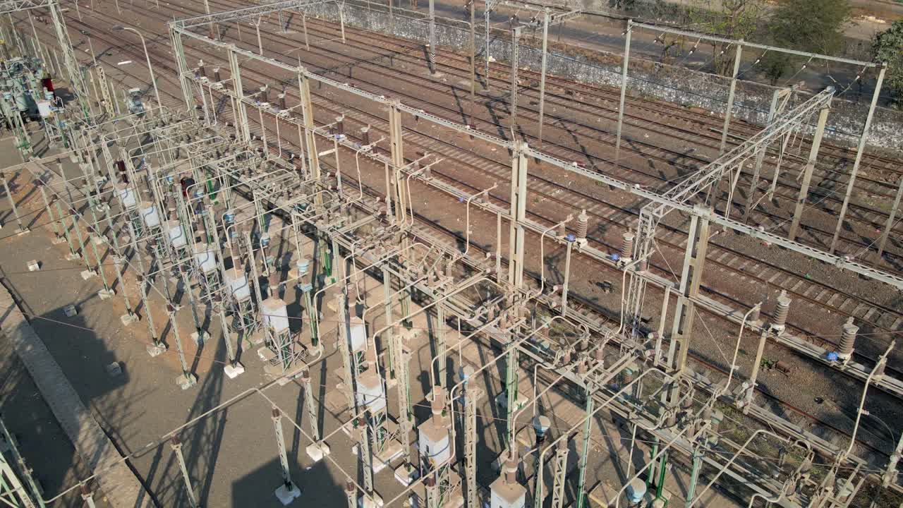 casa de energía eléctrica cerca de la estación de tren mahalaxmi estación de tren mumbai india drone