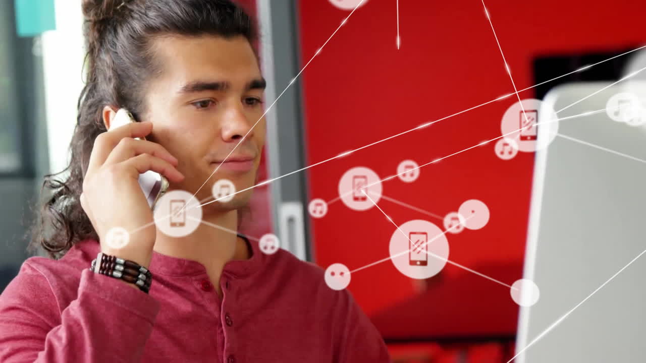 스마트폰을 사용하는 두 인종 남성 위의 원으로 연결된 아이콘 네트워크의 애니메이션