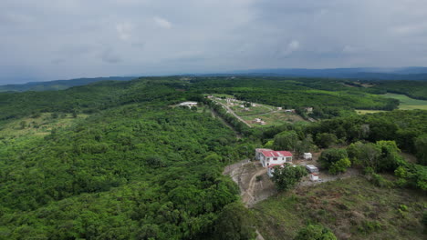 pueblo remoto en las colinas de jamaica pobreza
