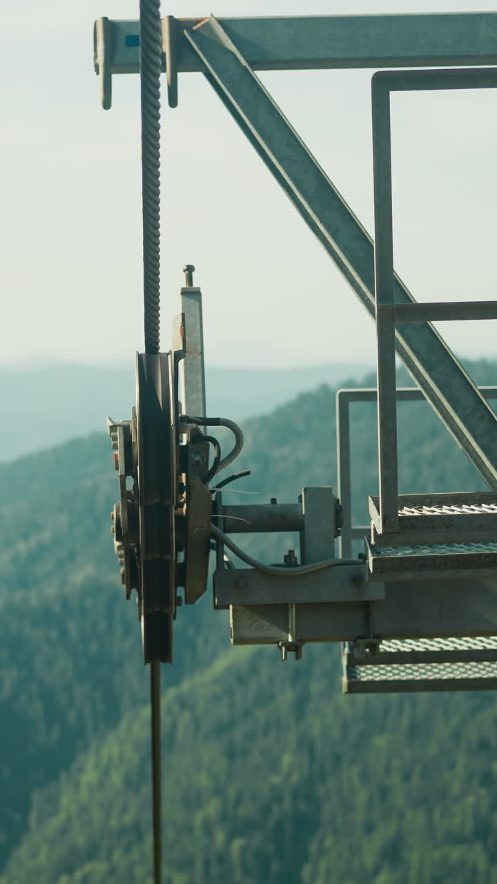 máquina de elevación de sillas para el transporte de viajeros. transporte para turistas que descansan en las montañas. paisaje absolutamente espectacular de montañas cubiertas de plantas