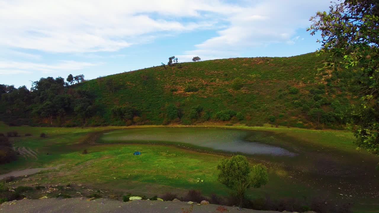 un bonito lago tamezguida en la cima de la montaña del atlas argelino