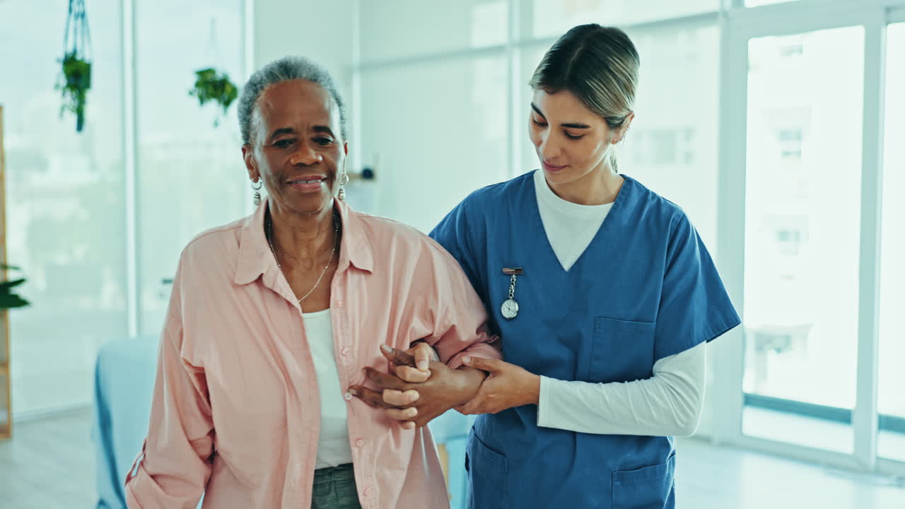 bastón de caminar, ayuda y cuidador con ancianos
