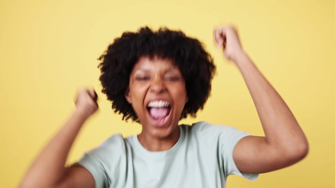 Femme afro-américaine joyeuse acclamant et célébrant.