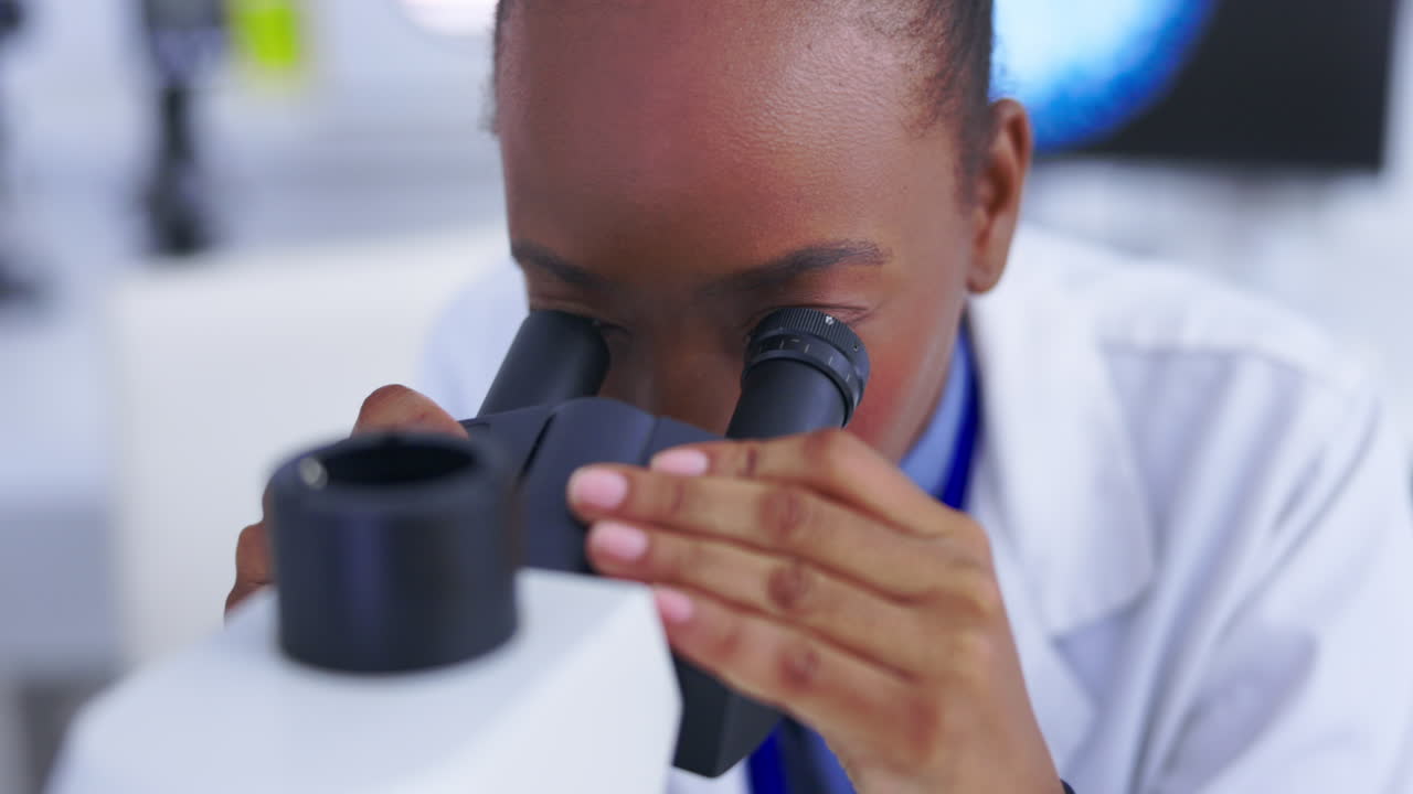 mujer negra, científica con microscopio