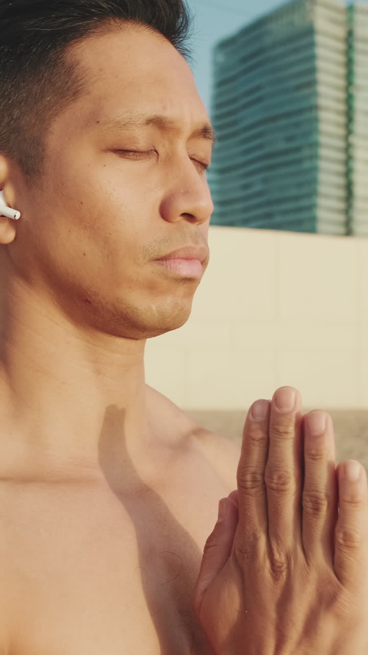 해변에서 명상하는 남자