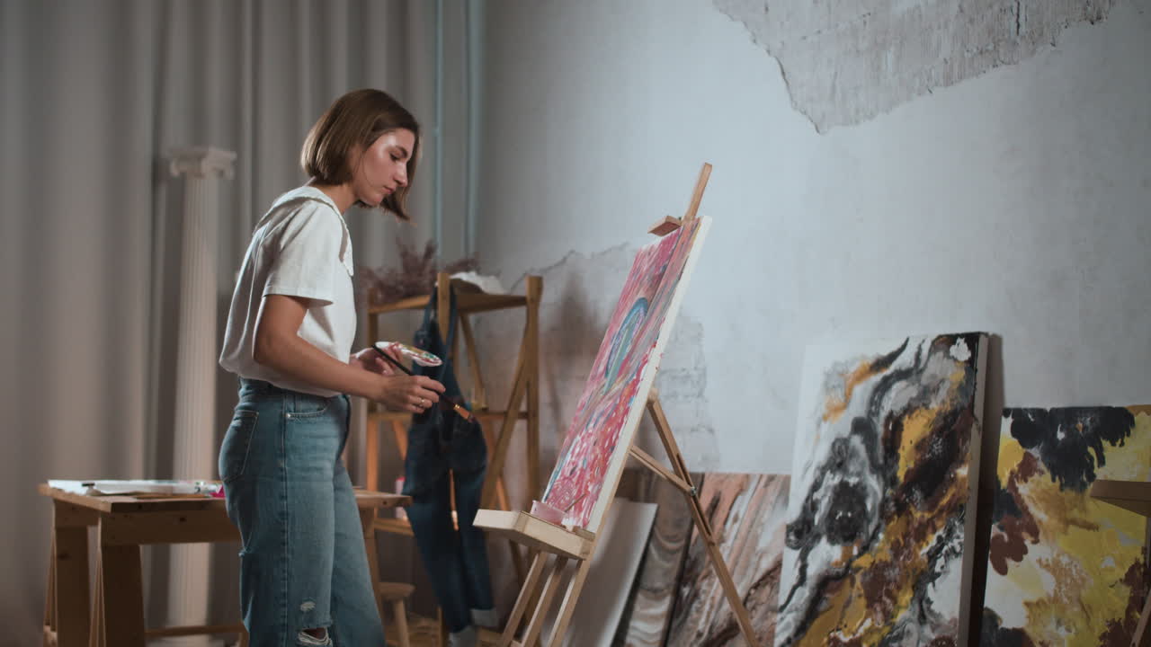 한 여성이 걸작을 만들고 있습니다.