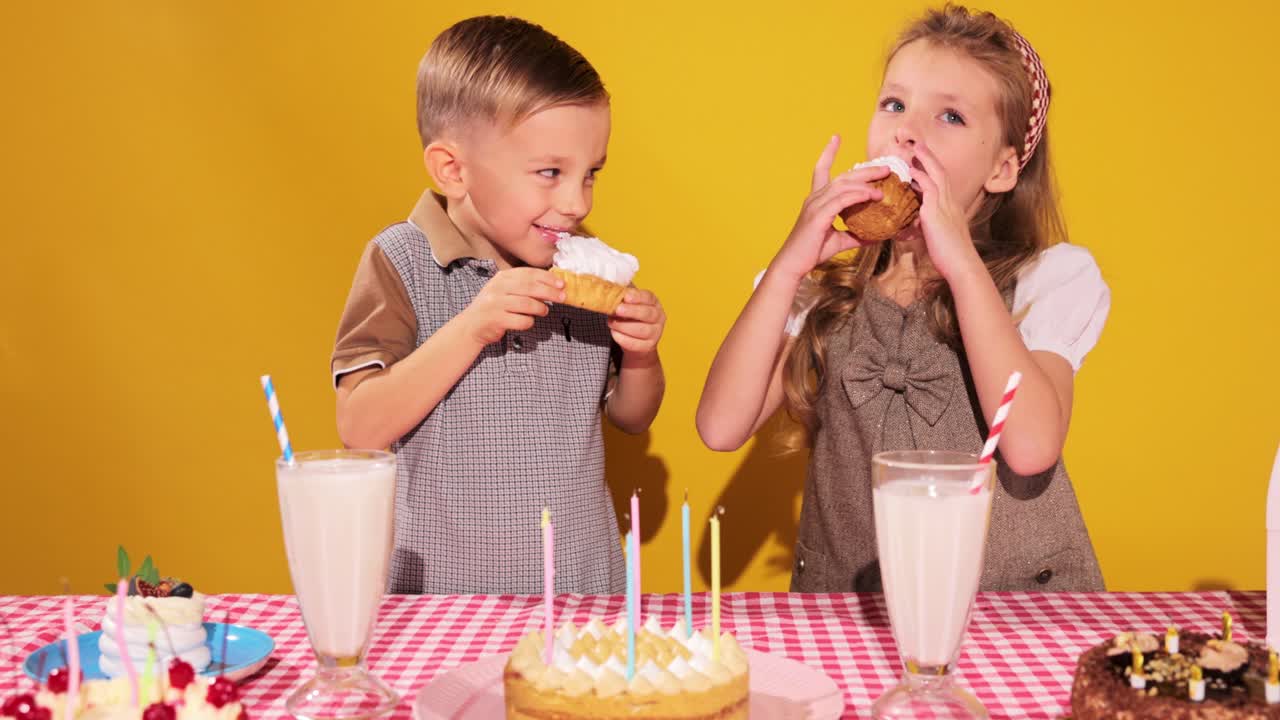 niños celebrando su cumpleaños con pasteles y cupcakes