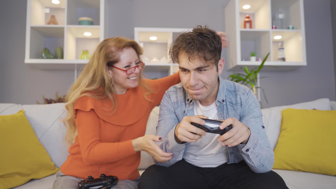 Madre e figlio felici. Madre e figlio che giocano con le console di gioco