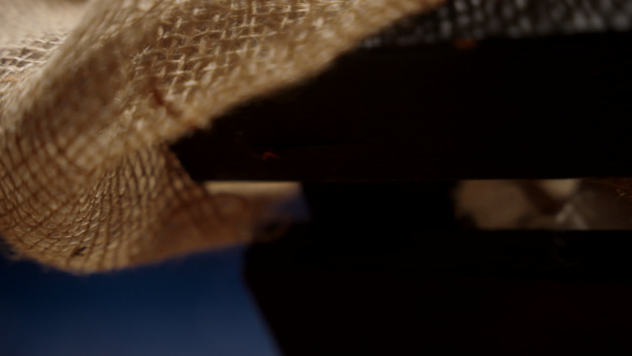 arpillera colgando sobre el borde de la madera del pesebre