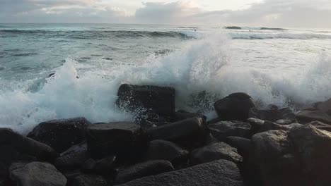 Seascape-Waves-Crushing-the-Rocks-in-Coast,-Splashing-Water,-Slowmo