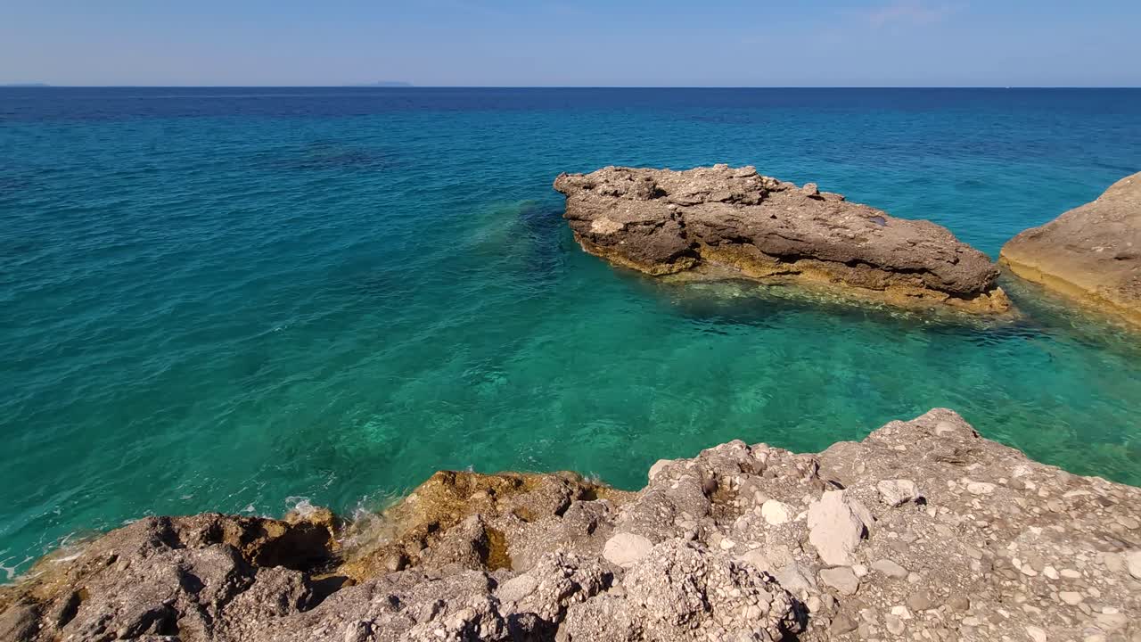 Costa selvaggia con scogliere su acqua di mare turchese, vista panoramica del litorale roccioso mediterraneo, concetto di estate, viaggio, relax, hotel, vacanza e divertimento.