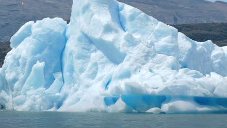 lago argentino es el más grande y meridional de la patagonia argentina.