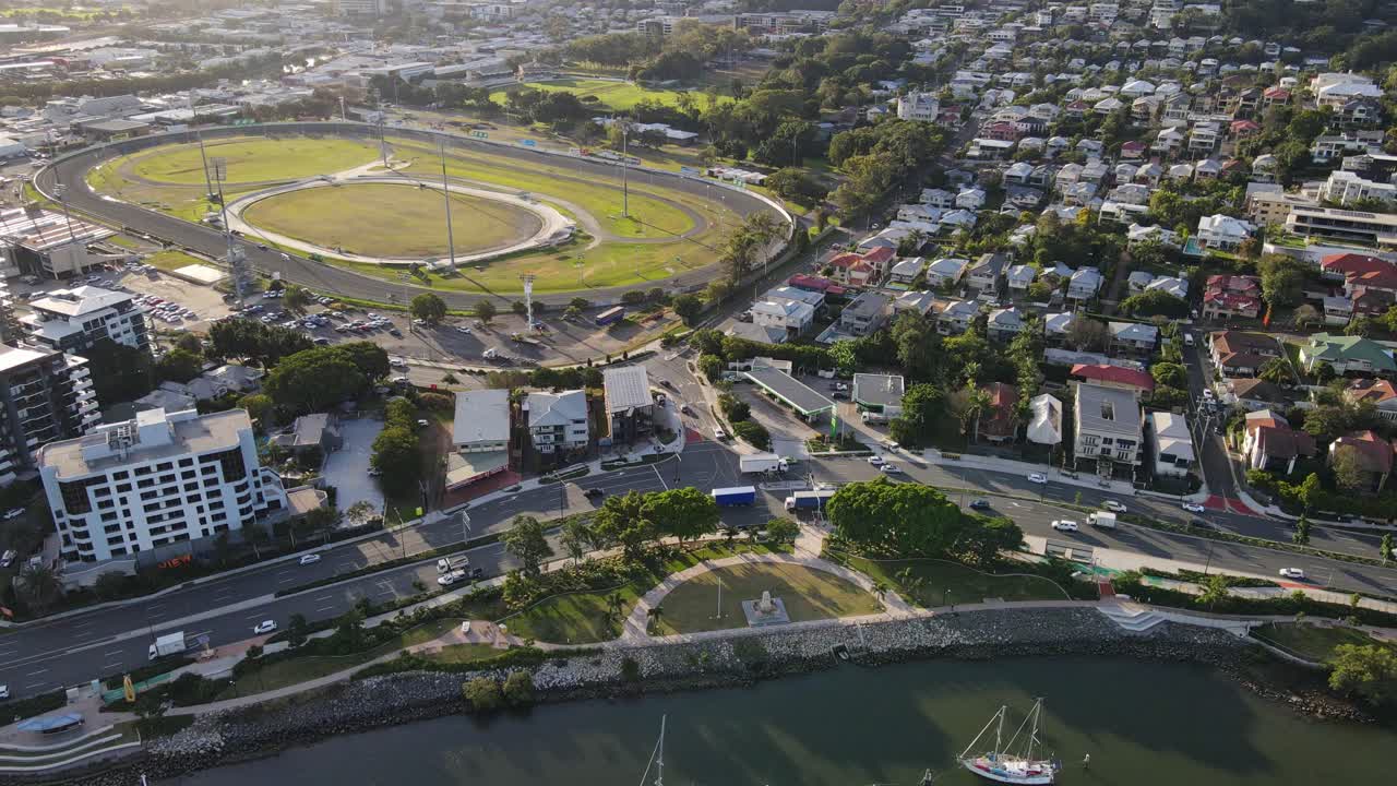 albion park paceway 근처의 kingsford smith 드라이브에서 교통 운전 - albion, brisbane, qld, australia의 경마장