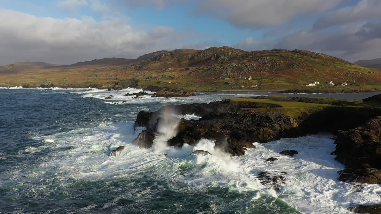 Toma de dron cinematográfica de las olas del océano rompiendo contra los Acantilados Blancos de Ashleam, Irlanda