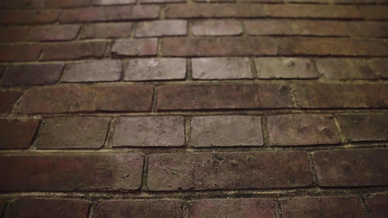 토모가시마 터널 유적의 붉은 벽돌, 틸트 업 샷