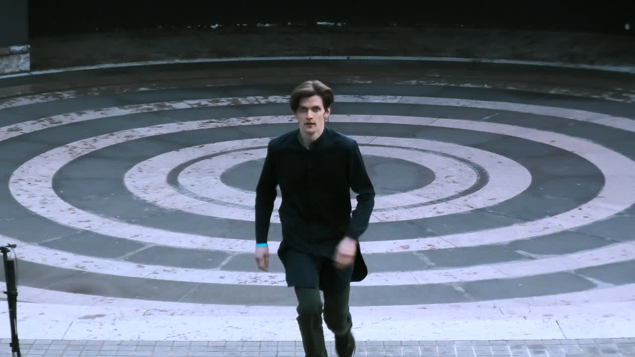 원형 패턴의 바닥에서 달리는 남자