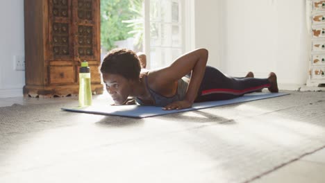 video de una mujer afroamericana practicando yoga en casa