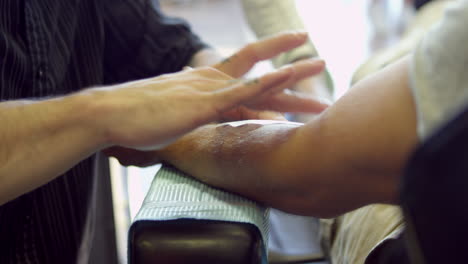 un primer plano de un hombre con un tatuaje en el salón.