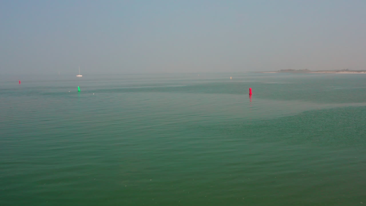 aéreo: puerto y parque de vacaciones durante el brumoso día de primavera