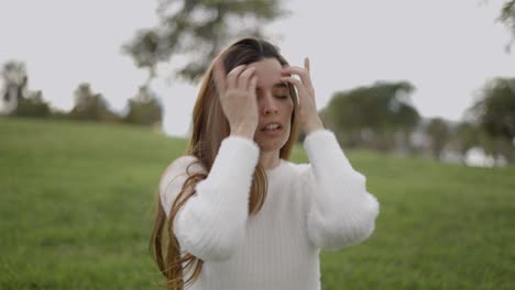 una mujer en un parque.