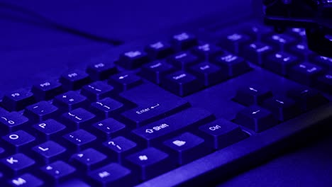robot escribiendo con el dedo en un teclado