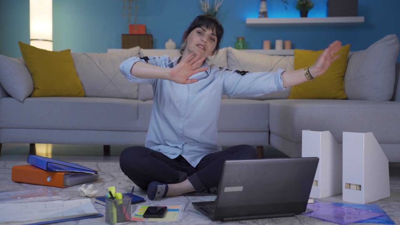 홈 오피스 워커 여성이 카메라를 보고 춤을 춘다.