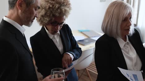 personas de negocios multirraciales que trabajan dentro de la oficina del banco - reunión y concepto de inicio