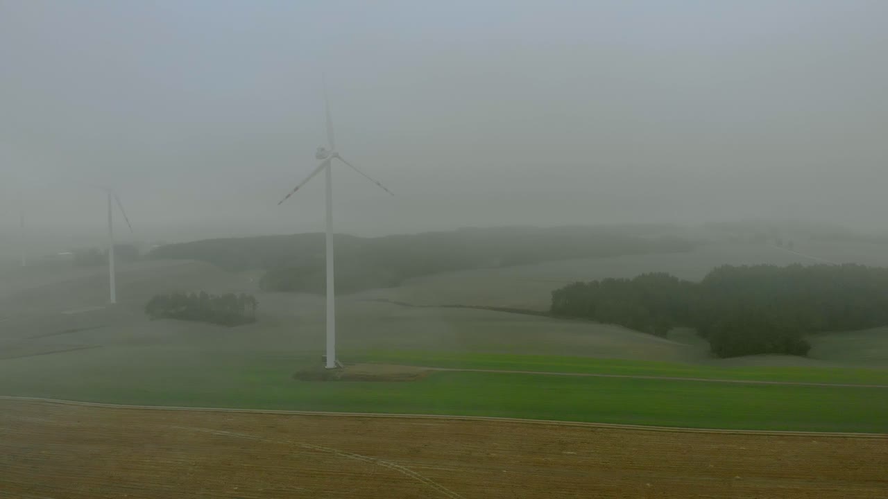 바람 농장에서 안개가 자욱한 아침에 공중 영상, 풍차는 들판에서 함께 가깝습니다.
