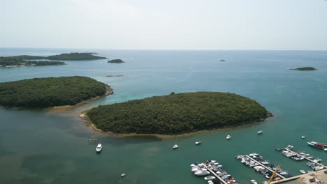 antena de la antigua ciudad tradicional de rovinj y puerto pesquero croata en la costa oeste de la península de istria