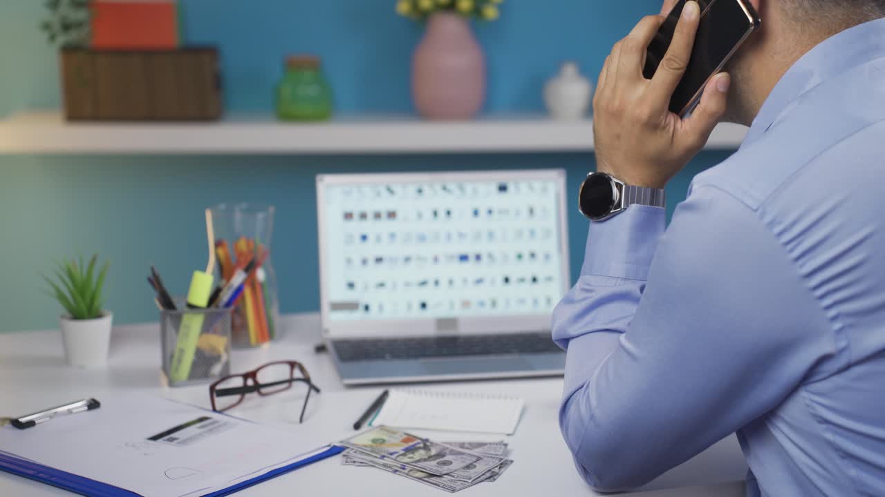 The man who trades on the Internet. Online product sales.