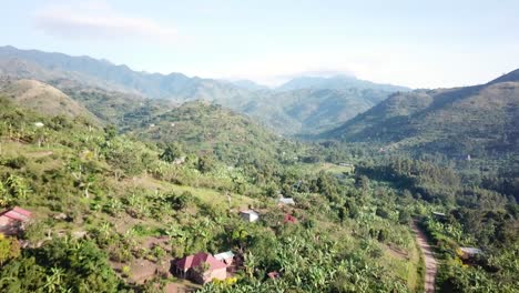 烏干達的rwenzori山脈和農村地區的空中風景