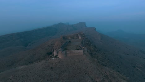 Toma-Aérea-De-La-Gran-Muralla-De-Sindh-Durante-La-Puesta-De-Sol-En-Pakistán