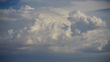 enormes nubes cumulonimbus ondeando y a la deriva en la atmósfera - lapso de tiempo