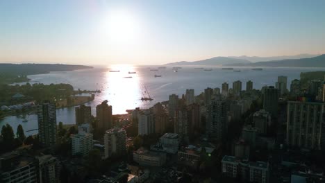 Vancouvers-Sonnenuntergangssymphonie:-Beobachten-Sie,-Wie-Die-Stadt-Lebendig-Wird,-Wenn-Die-Sonne-über-Der-Skyline-Untergeht