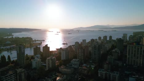 La-Sinfonía-Del-Atardecer-De-Vancouver:-Observa-Cómo-La-Ciudad-Cobra-Vida-Mientras-El-Sol-Se-Pone-Sobre-El-Horizonte