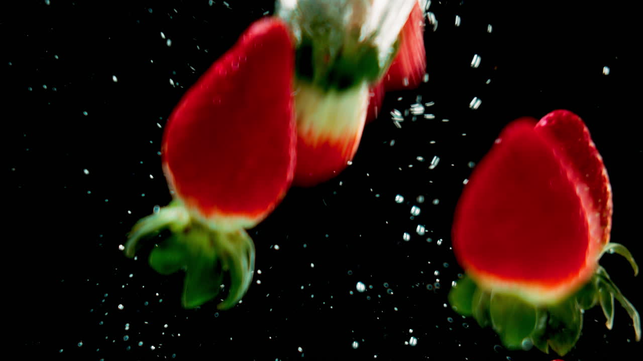 물에 넣은 딸기