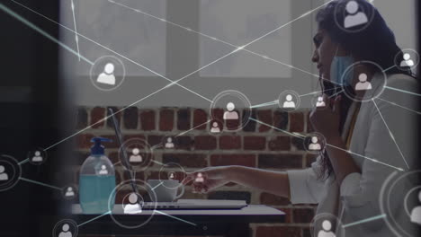 animación de la red de conexiones sobre la mujer de negocios en la oficina