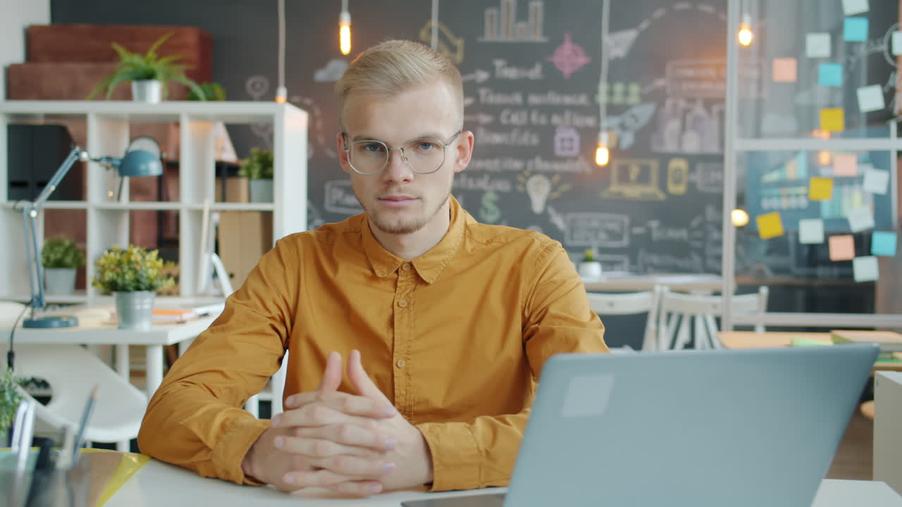 hombre de negocios en un entorno de oficina moderno