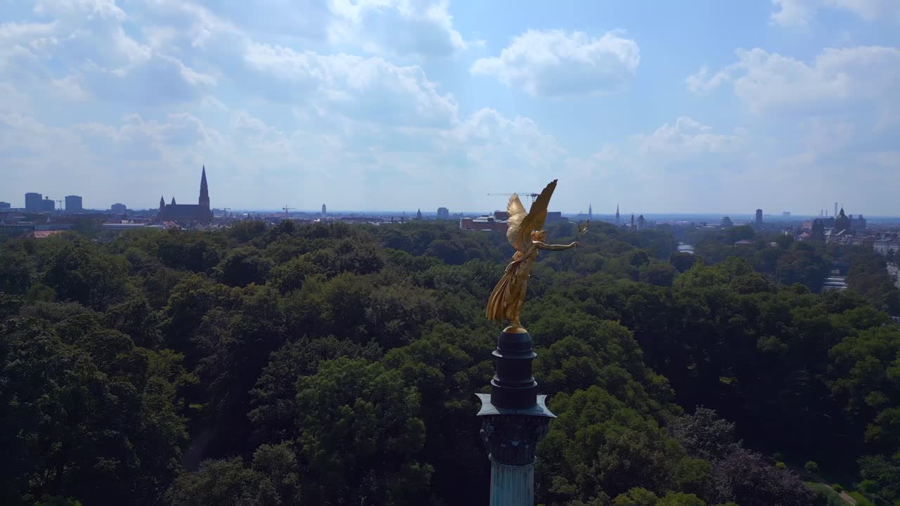 espectacular vista aérea de arriba vuelo ángel de oro de la paz columna ciudad ciudad de múnich alemania bávaro, verano soleado cielo nublado día 23