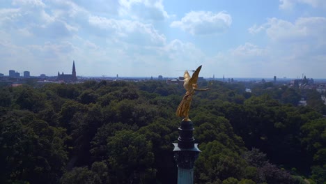 Spektakulärer-Luftflug-Von-Oben,-Goldener-Friedensengel,-Säule,-Stadt,-Stadt,-München,-Deutschland,-Bayern,-Sommer-Sonniger-Bewölkter-Himmel-Tag-23