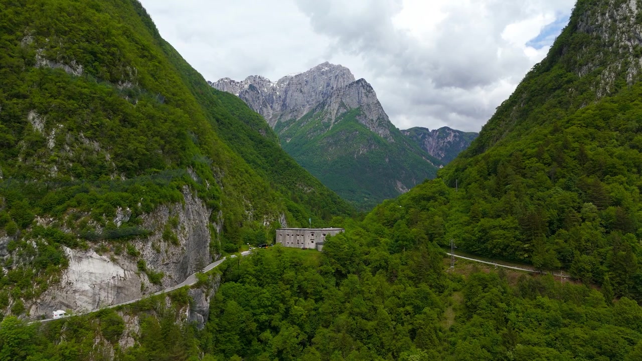 Ripresa con drone in dolly nella gola di Koritnica verso la storica fortezza militare di Kluže, Slovenia