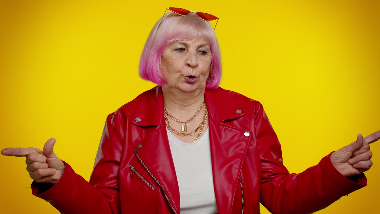 anciana abuela señalando con el dedo el gesto de la pistola, disparando matando con la pistola de mano