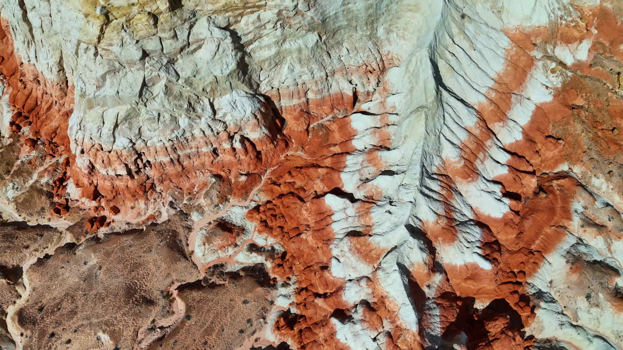 Canyon grigi e rossi scanalati illuminati dal sole caldo. Riprese con drone sul paesaggio roccioso dell'Arizona, USA