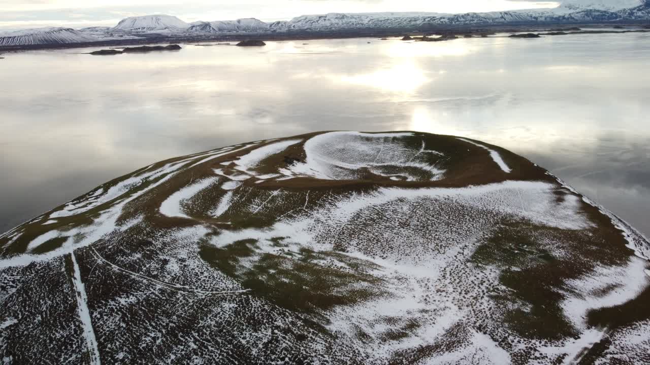 일출 반사와 함께 아이슬란드의 호수 옆에 있는 화산