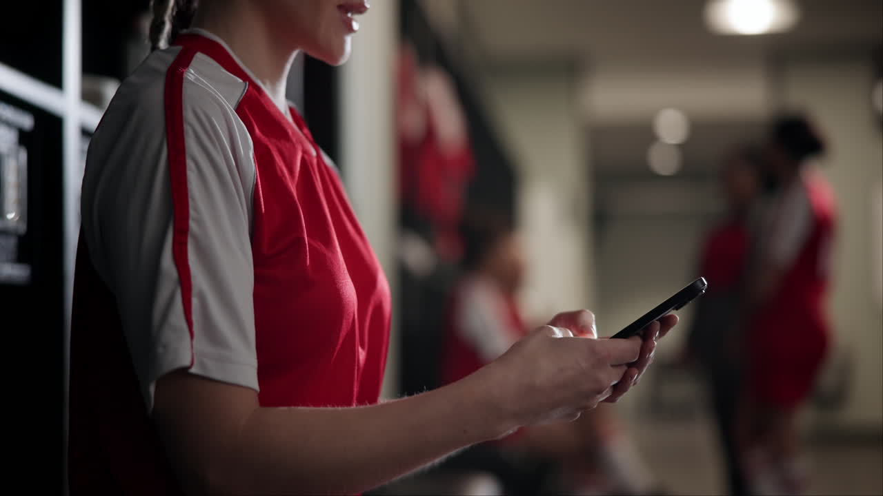 mujer usando el teléfono en el vestuario