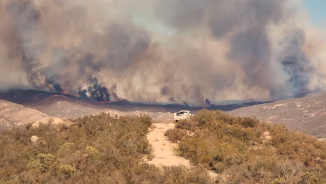 Línea-De-Fuego-En-El-Valle-Y-Vehículo-De-Rescate-Conduciendo-Al-Rescate