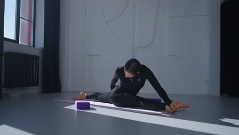mujer haciendo estiramientos de yoga
